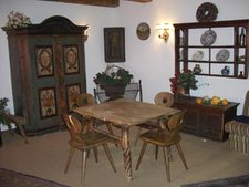 Schöne alte Möbel ausgestellt im Eingangsbereich